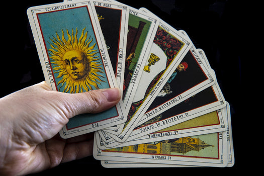 Quelle est la différence entre un oracle et un tarot ?